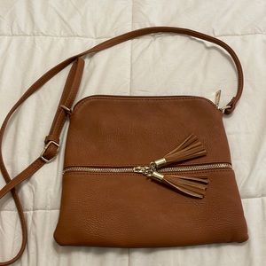 Brown faux leather small crossbody purse! Two pockets on inside! EUC.